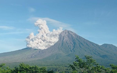 Gunung Semeru Erupsi Tiga Kali, Letusan Capai 400 Meter