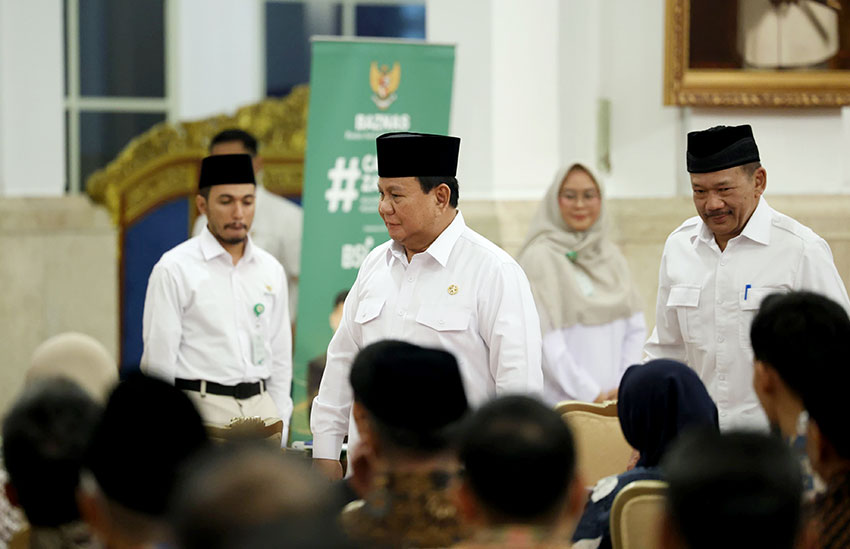 Presiden Prabowo menunaikan zakat di Istana Negara, Jakarta, Kamis (27/3). [Tim Media Presiden]