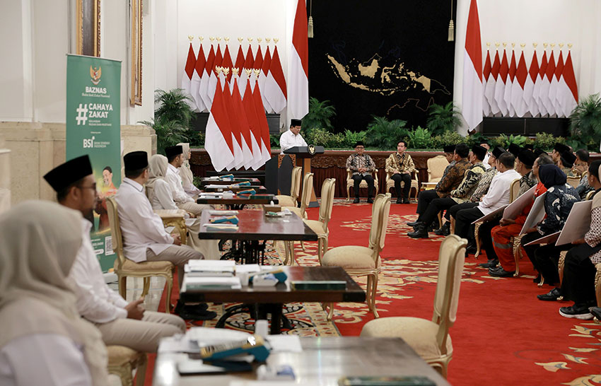 Presiden Prabowo menunaikan zakat di Istana Negara, Jakarta, Kamis (27/3). [Tim Media Presiden]