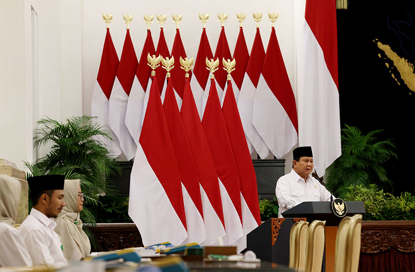 Presiden Prabowo menunaikan zakat di Istana Negara, Jakarta, Kamis (27/3). [Tim Media Presiden]