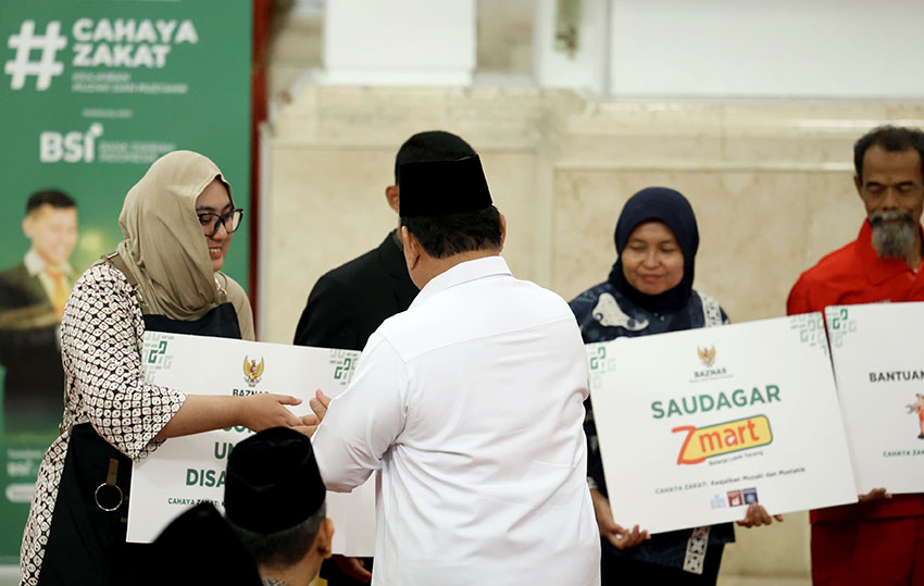 Presiden Prabowo menunaikan zakat di Istana Negara, Jakarta, Kamis (27/3). [Tim Media Presiden]