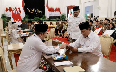 Presiden Prabowo Tunaikan Zakat