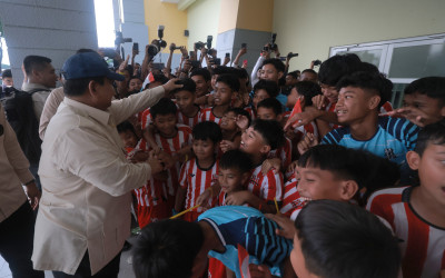 Anak-anak di Sidoarjo Ungkap Kesan Manis Salaman dengan Prabowo