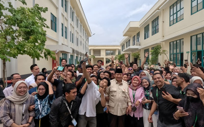 Ribuan Pekerja Pabrik Sepatu Hoka dan Converse Antusias Sambut Prabowo
