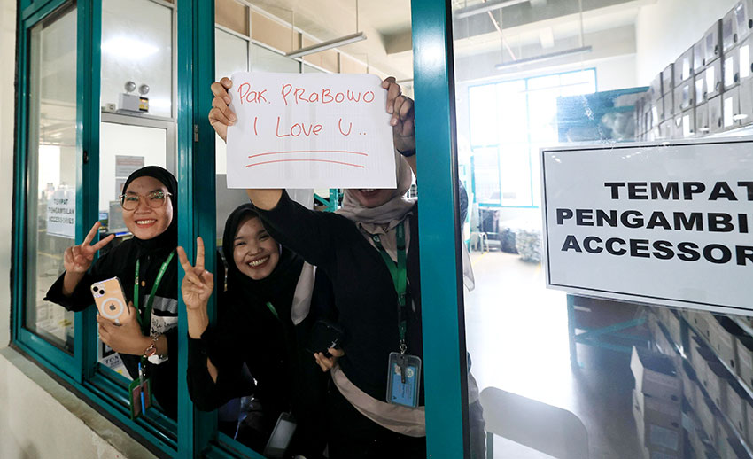 Pekerja pabrik sepatu Hoka di Batang. [astakom/Tim Media Presiden]