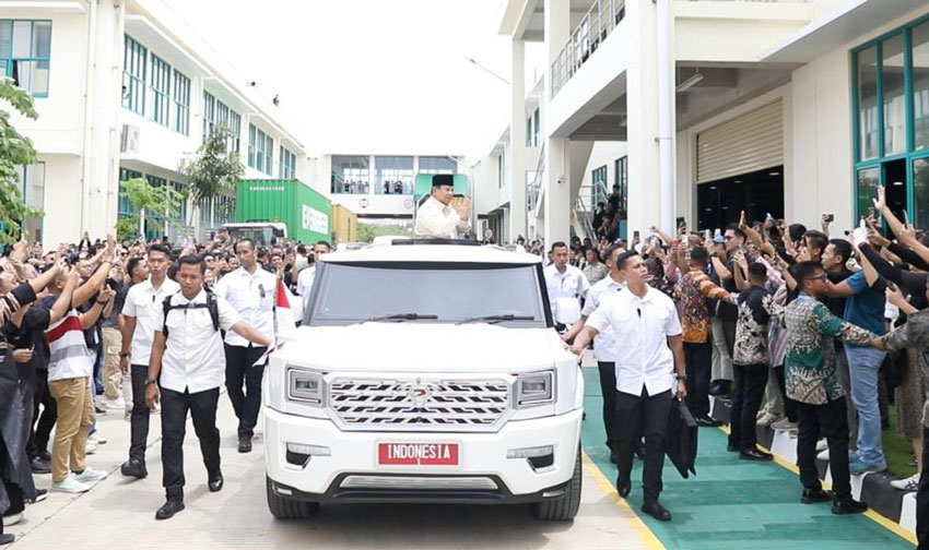 Presiden Prabowo menyambangi pabrik sepatu Hoka di Batang. [astakom/Tim Media Presiden]