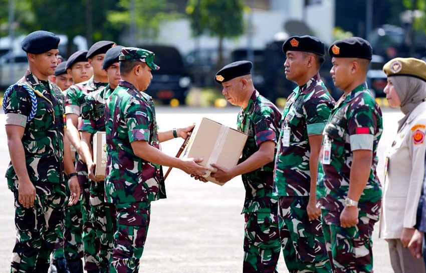 Panglima TNI Agus Subiyanto menyerahkan 5.990 paket sembako di Mabes TNI, Cilangkap, Jakarta, Jumat (21/3). [astakom/Mabes TNI]