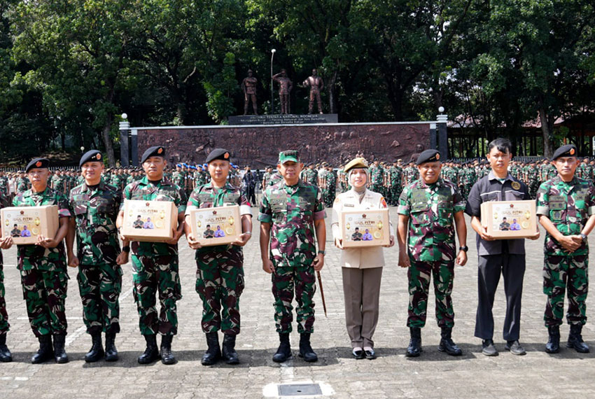 Panglima TNI Agus Subiyanto menyerahkan 5.990 paket sembako di Mabes TNI, Cilangkap, Jakarta, Jumat (21/3). [astakom/Mabes TNI]