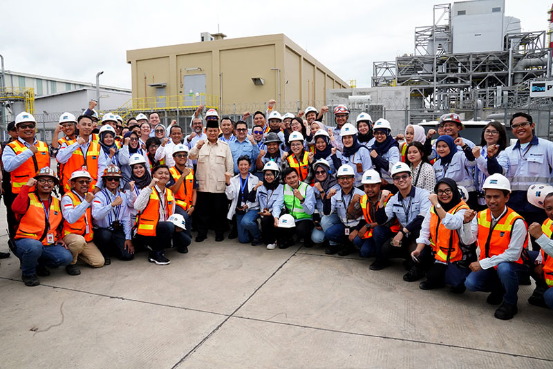 Prabowo meresmikan dan meninjau smelter PT Freeport Indonesia di Gresik, Jawa Timur, Senin (17/3). [Astakom/Tim Media Presiden]
