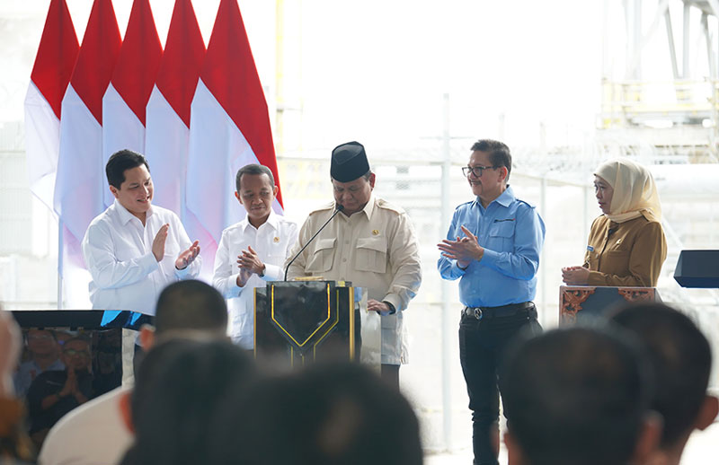 Prabowo meresmikan dan meninjau smelter PT Freeport Indonesia di Gresik, Jawa Timur, Senin (17/3). [Astakom/Tim Media Presiden]