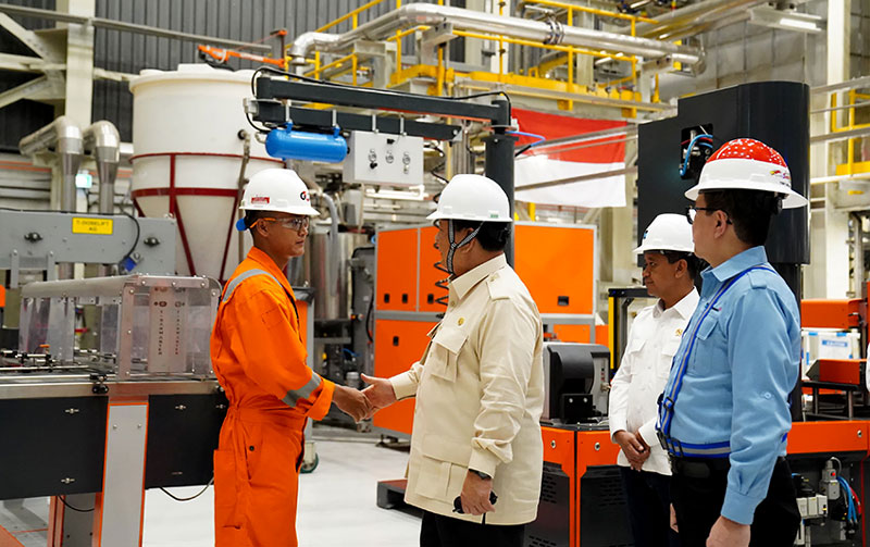 Prabowo meresmikan dan meninjau smelter PT Freeport Indonesia di Gresik, Jawa Timur, Senin (17/3). [Astakom/Tim Media Presiden]