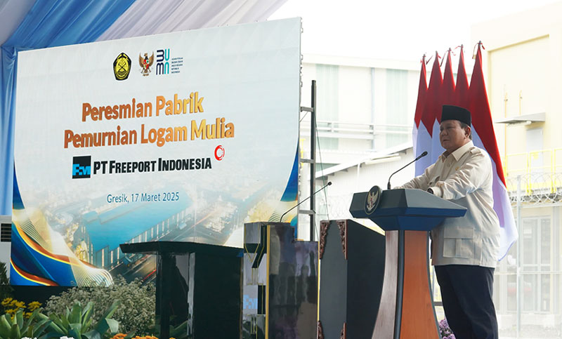 Prabowo meresmikan dan meninjau smelter PT Freeport Indonesia di Gresik, Jawa Timur, Senin (17/3). [Astakom/Tim Media Presiden]