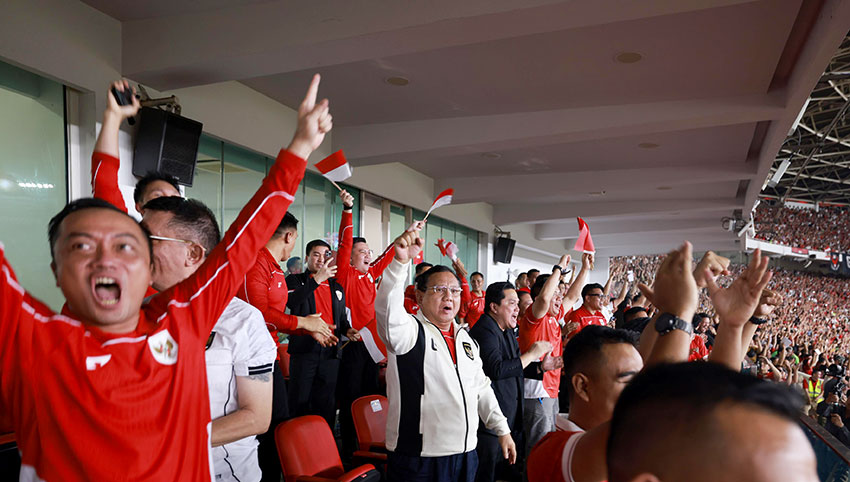 Presiden Prabowo Subianto memberikan dukungan langsung kepada Timnas Indonesia di Stadion GBK, Jakarta, Selasa (25/3). [Tim Media Presiden]