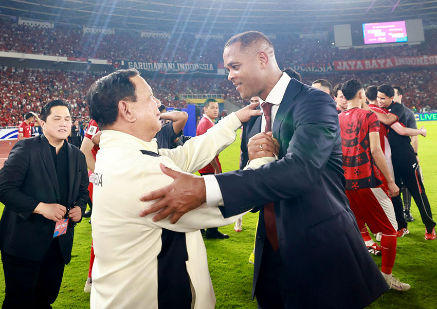 Presiden Prabowo Subianto memberikan dukungan langsung kepada Timnas Indonesia di Stadion GBK, Jakarta, Selasa (25/3). [Tim Media Presiden]