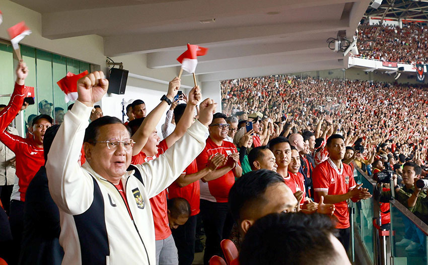 Presiden Prabowo Subianto memberikan dukungan langsung kepada Timnas Indonesia di Stadion GBK, Jakarta, Selasa (25/3). [Tim Media Presiden]