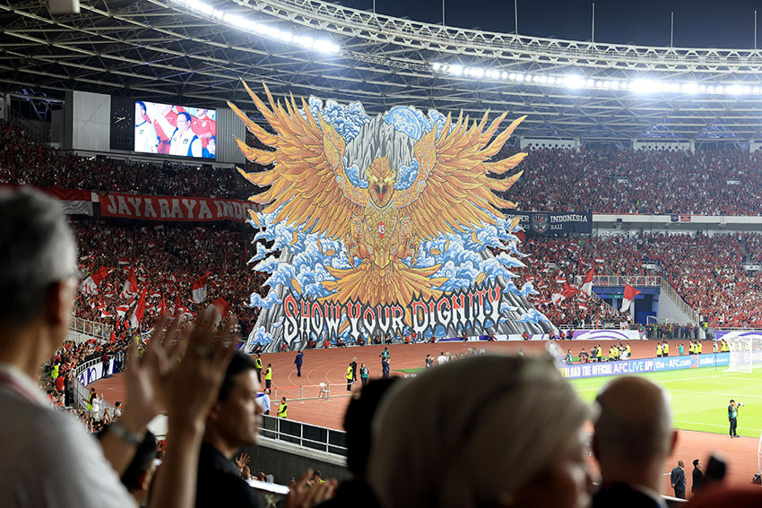 Presiden Prabowo Subianto memberikan dukungan langsung kepada Timnas Indonesia di Stadion GBK, Jakarta, Selasa (25/3). [Tim Media Presiden]