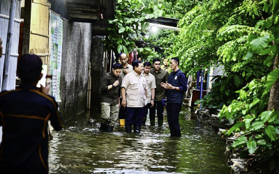 Presiden Prabowo Tinjau Warga Terdampak Banjir di Bekasi