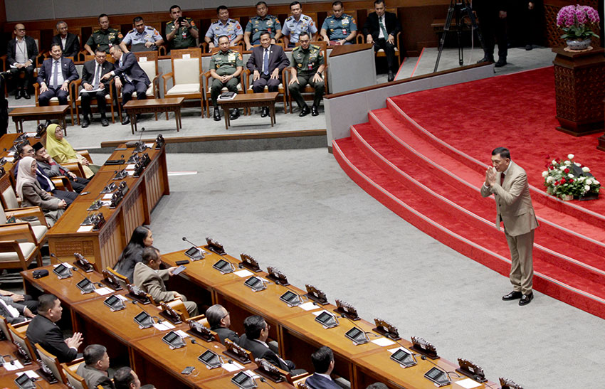 Menteri Pertahanan Sjafrie Sjamsoeddin memberi salam kepada anggota DPR, dalam Rapat Paripurna, di Gedung Nusantara II, Senayan, Jakarta, Kamis (20/3). [astakom/Antasena]