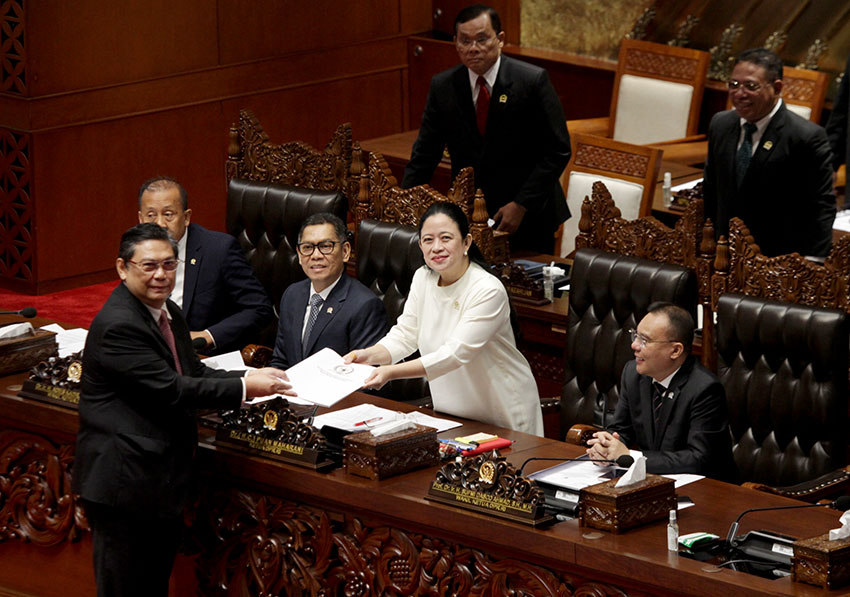 Ketua Komisi I Fraksi PDIP Utut Adianto (kiri), menyerahkan Laporan Hasil Rancangan Revisi UU TNI, kepada Ketua DPR Puan Maharani, usai dibacakan dalam Rapat Paripurna, di Gedung Nusantara II, Senayan, Jakarta, Kamis (20/3). [astakom/Antasena]