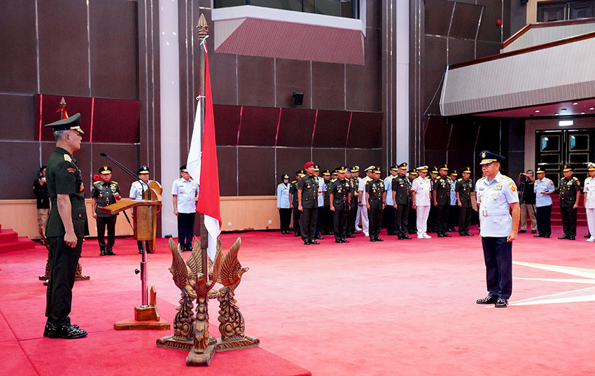 Kasum TNI Letjen TNI Richard Tampubolon memimpin Serah Terima Jabatan (Sertijab) enam jabatan strategis di lingkungan Mabes TNI. [astakom/Mabes TNI]