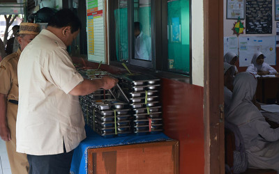Presiden Prabowo Meninjau Makan Bergizi Gratis