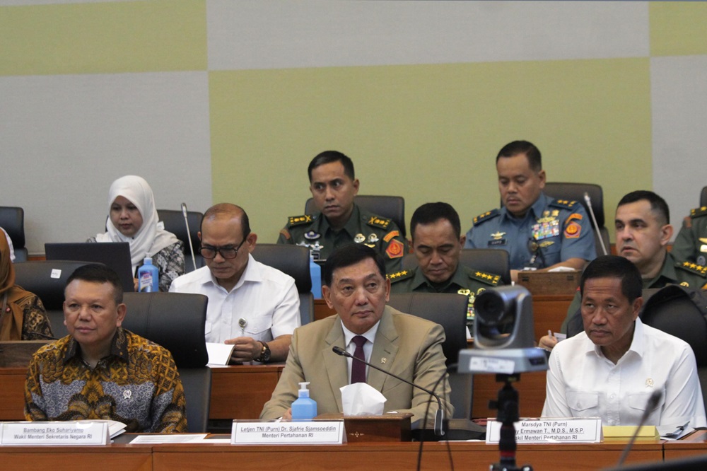 Menteri Pertahanan RI, Letjen TNI (purn) Sjafrei Sjamsoeddin saat melakukan rapat dengan Komisi I DPR RI, Senayan, Jakarta Pusat, Selasa 11 Maret 2025.