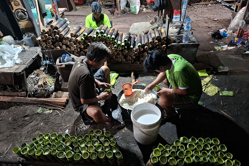 Proses pembuatan Lamang Katan alias Lamang Bambu di Kramat Senen, Jakarta, beberapa waktu lalu. [astakom/Antasena]