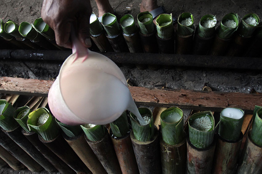 Proses pembuatan Lamang Katan alias Lamang Bambu di Kramat Senen, Jakarta, beberapa waktu lalu. [astakom/Antasena]