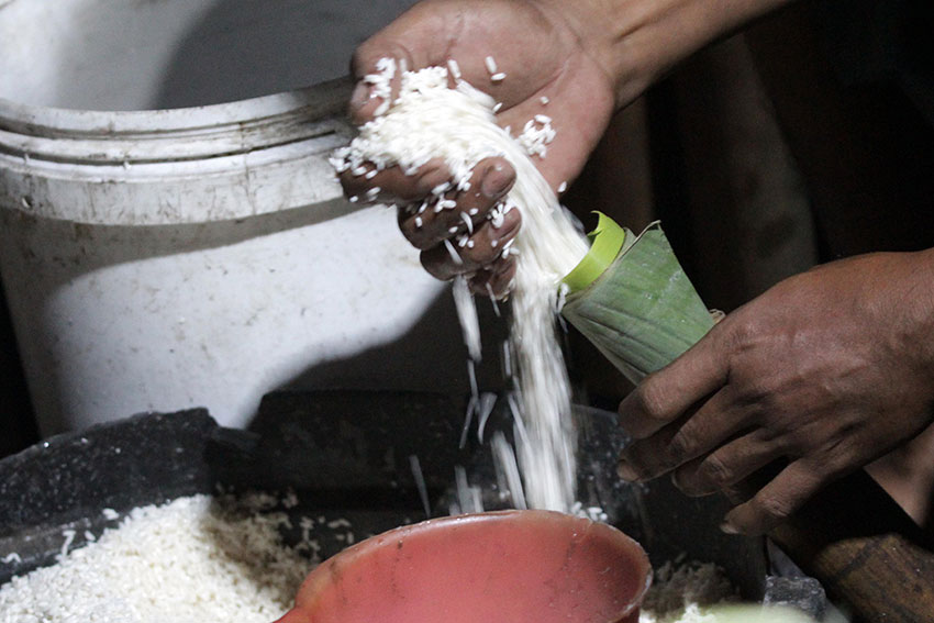 Proses pembuatan Lamang Katan alias Lamang Bambu di Kramat Senen, Jakarta, beberapa waktu lalu. [astakom/Antasena]