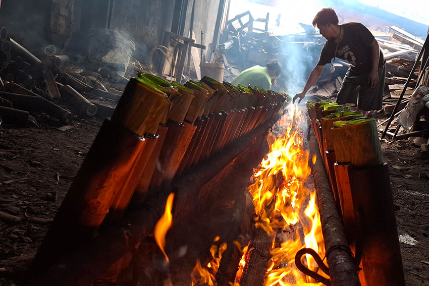 Proses pembuatan Lamang Katan alias Lamang Bambu di Kramat Senen, Jakarta, beberapa waktu lalu. [astakom/Antasena]