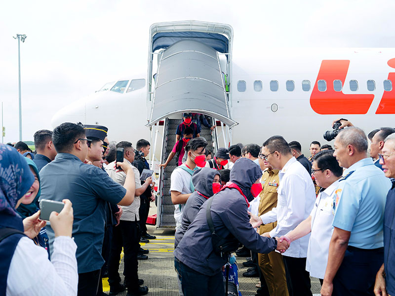 400 korban online scamming tiba di Badare Soekarno-Hatta, Tangerang, Banane, Selasa (18/3). [Astakom/Kemenlu]