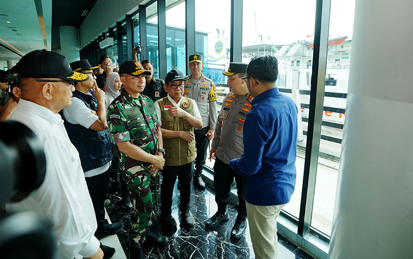 Panglima TNI Jenderal TNI Agus Subiyanto bersama Kapolri Jenderal Pol. Listyo Sigit Prabowo meninjau kesiapan arus mudik Lebaran 2025, Rabu (26/3). [astakom/Puspen TNI]