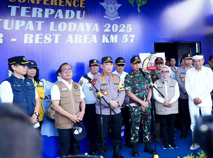 Panglima TNI Jenderal TNI Agus Subiyanto bersama Kapolri Jenderal Pol. Listyo Sigit Prabowo dan beberapa Menterti Kabinet Merah Putih meninjau kesiapan arus mudik Lebaran 2025, Rabu (26/3). [astakom/Puspen TNI]