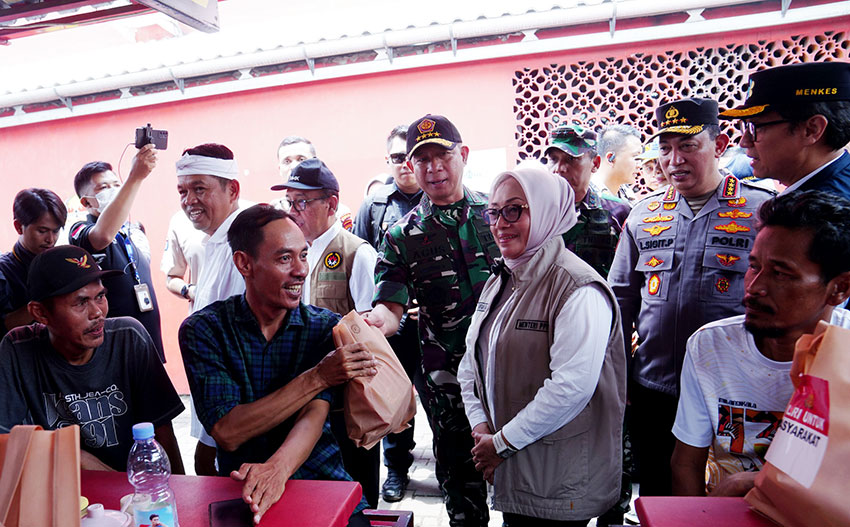 Panglima TNI Jenderal TNI Agus Subiyanto bersama Kapolri Jenderal Pol. Listyo Sigit Prabowo meninjau kesiapan arus mudik Lebaran 2025, Rabu (26/3). [astakom/Puspen TNI]