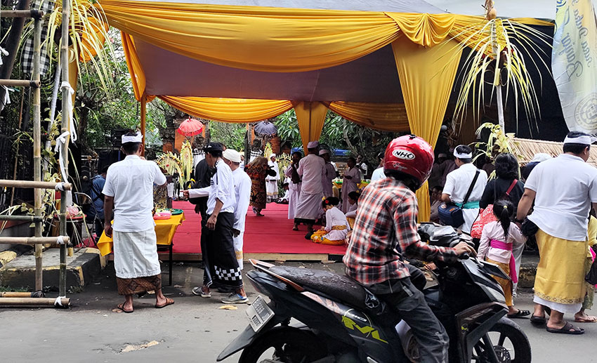 Ritual Tawur Agung Kesanga di Pura Amerta Jati, Jakarta, Jumat (28/3). [astakom/Bernard Chaniago]