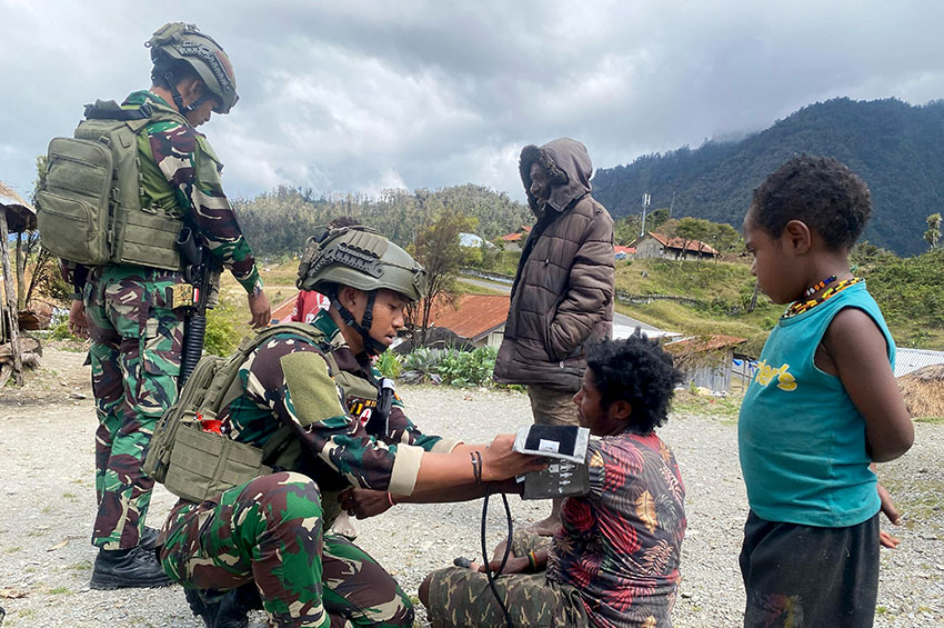 Satgas Yonif 112/DJ melaksanakan pelayanan kesehatan secara  door to door di Puncak Jaya Provinsi, Kamis (27/03). [astakom/Pen Satgas Yonif 112/DJ]