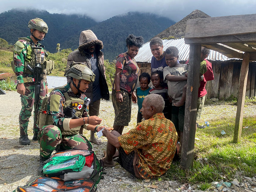 Satgas Yonif 112/DJ melaksanakan pelayanan kesehatan secara  door to door di Puncak Jaya Provinsi, Kamis (27/03). [astakom/Pen Satgas Yonif 112/DJ]