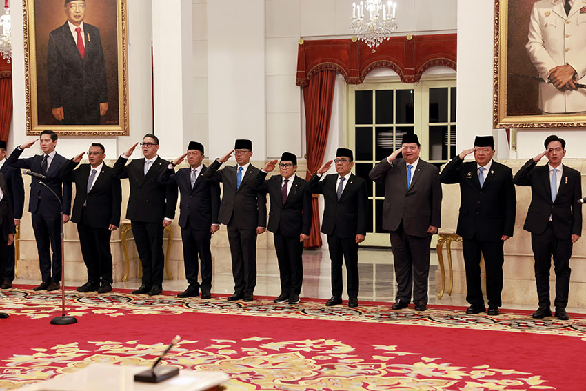 Pelantikan 31 duta besar luar biasa dan berkuasa penuh (LBBP) di Istana Negara, Jakarta, Senin (24/03). [astakom/Tim Media Presiden]