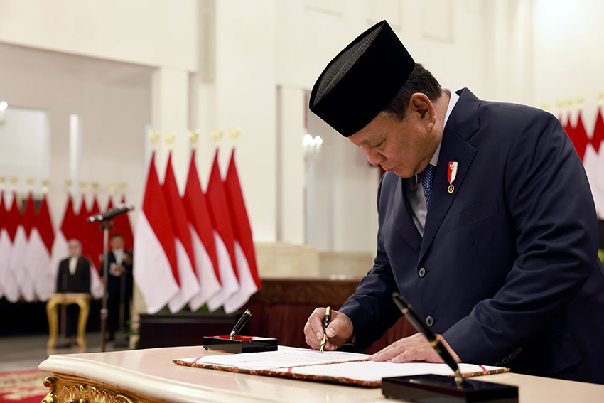 Pelantikan 31 duta besar luar biasa dan berkuasa penuh (LBBP) di Istana Negara, Jakarta, Senin (24/03). [astakom/Tim Media Presiden]