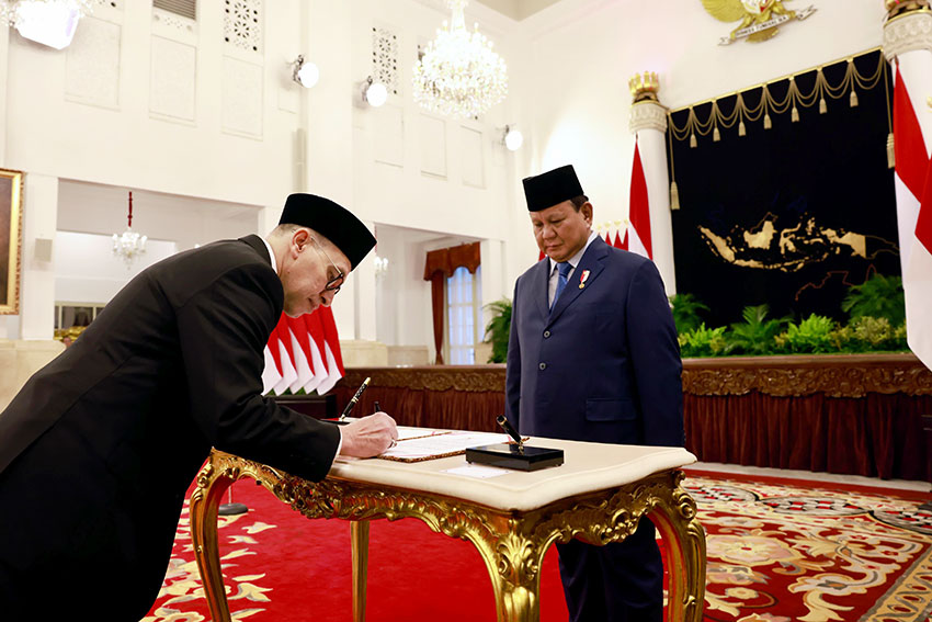 Pelantikan 31 duta besar luar biasa dan berkuasa penuh (LBBP) di Istana Negara, Jakarta, Senin (24/03). [astakom/Tim Media Presiden]