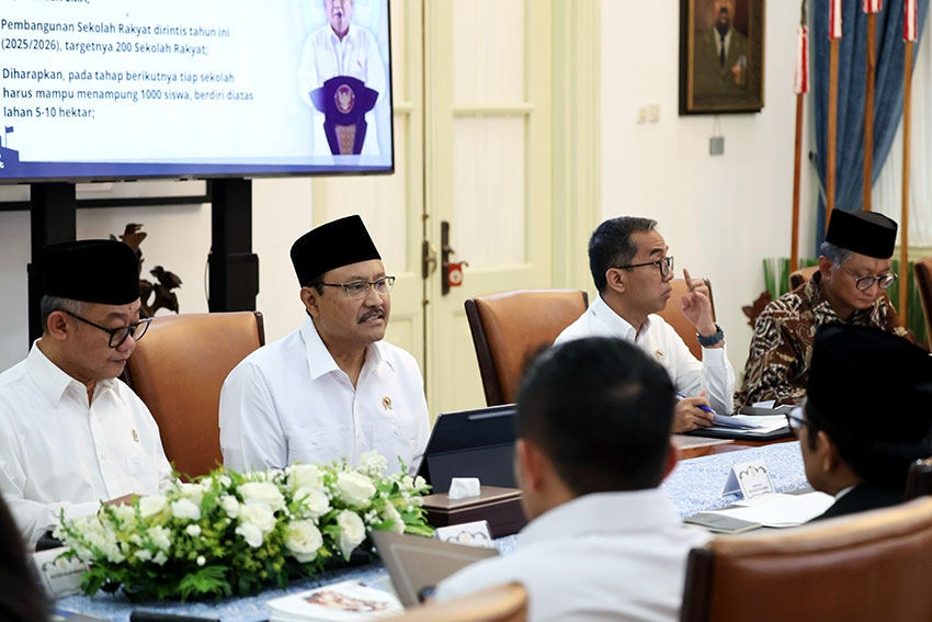 Presiden Prabowo Subianto memimpin Ratas Sekolah Rakyat di Istana Merdeka Jakarta (24/03). [astakom/Tim Media Presiden]