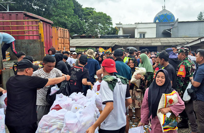 Masyarakat terima bantuan sembako dari Presiden Prabowo Subianto di Bogor, Selasa (25/3). [astakom/Tim Media Presiden]