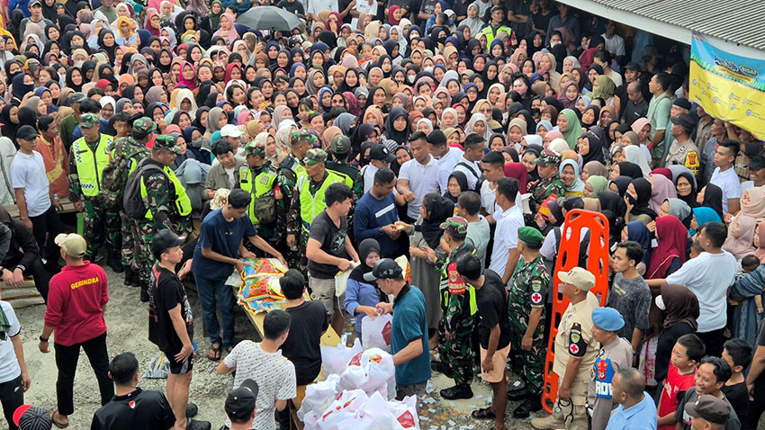 Masyarakat terima bantuan sembako dari Presiden Prabowo Subianto di Bogor, Selasa (25/3). [astakom/Tim Media Presiden]