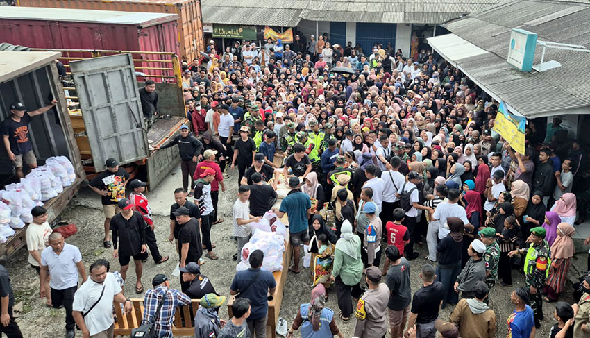 Masyarakat terima bantuan sembako dari Presiden Prabowo Subianto di Bogor, Selasa (25/3). [astakom/Tim Media Presiden]