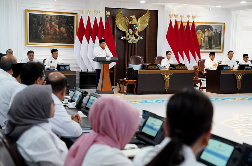 Presiden Prabowo memimpin sidang kabinet paripurna persiapan Idul Fitri 1446 di Istana Kepresidenan, Jakarta, Jumat (21/03). [astakom/Tim Media Presiden]