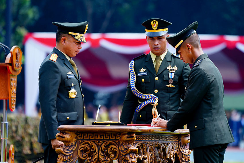 Panglima TNI Jenderal TNI Agus Subiyanto memimpin upacara Praspa di Stadion Tridek Mabes TNI, Cilangkap, Jakarta Timur, Kamis (27/03). [astakom/Puspen TNI]