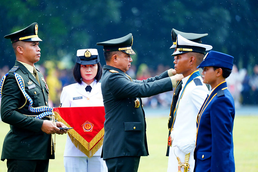 Panglima TNI Jenderal TNI Agus Subiyanto memimpin upacara Praspa di Stadion Tridek Mabes TNI, Cilangkap, Jakarta Timur, Kamis (27/03). [astakom/Puspen TNI]