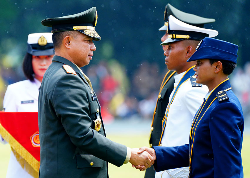 Panglima TNI Jenderal TNI Agus Subiyanto memimpin upacara Praspa di Stadion Tridek Mabes TNI, Cilangkap, Jakarta Timur, Kamis (27/03). [astakom/Puspen TNI]
