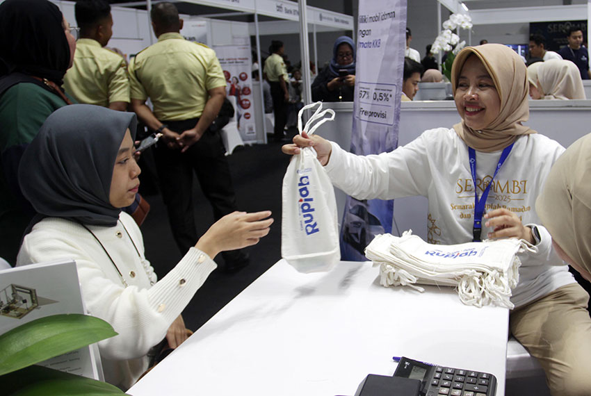 Layanan Penukaran Terpadu Bank Indonesia (BI) dan Perbankan Nasional, di Hall Basket, Senayan, Jakarta, Sabtu (22/3). [astakom/Antasena]