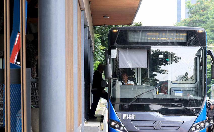 Sejumlah ASN antre di halte Transjakarta, Rabu (30/4). [astakom/ M Maulana Nugraha Putra]